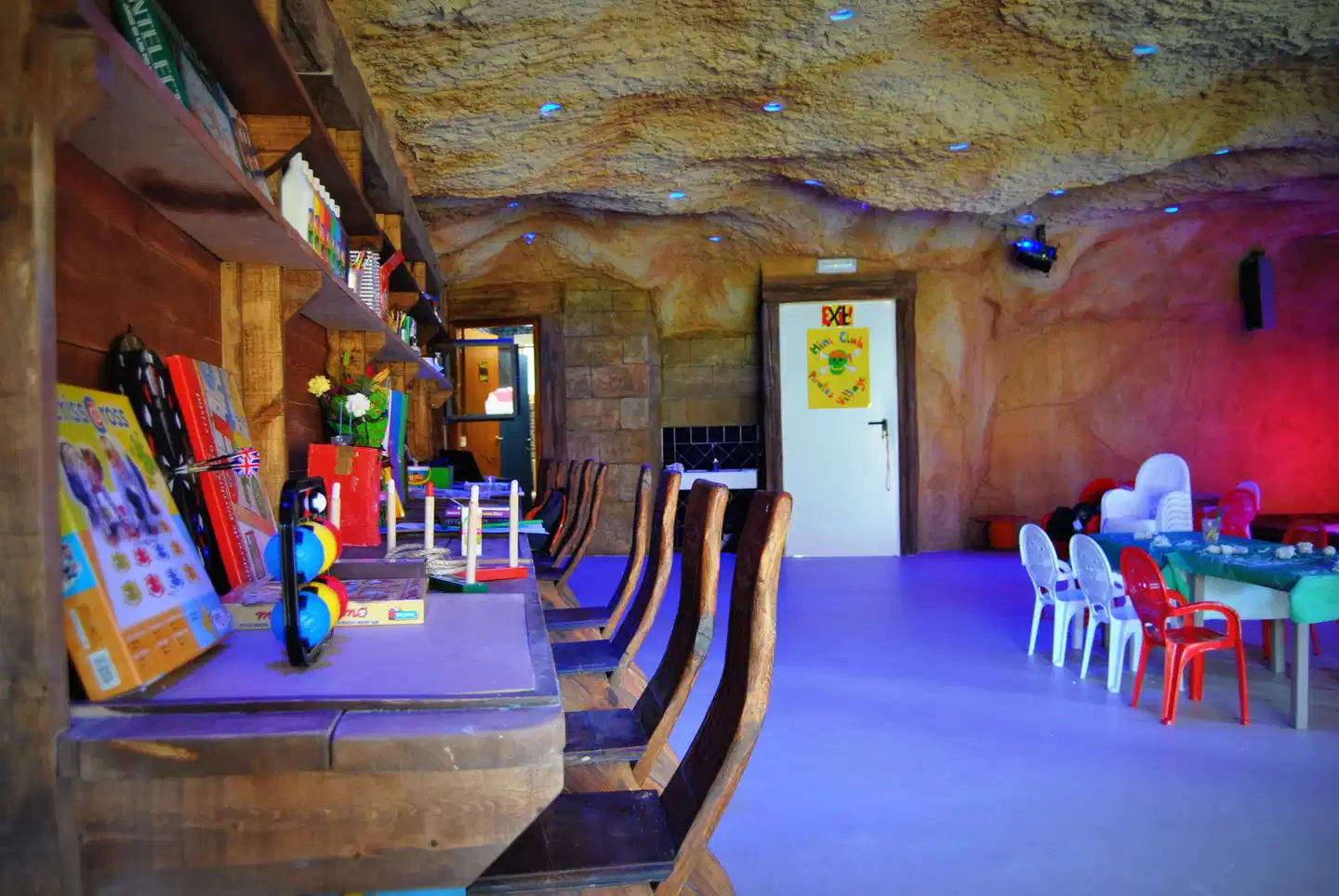 Pirates Village Apartments Bar