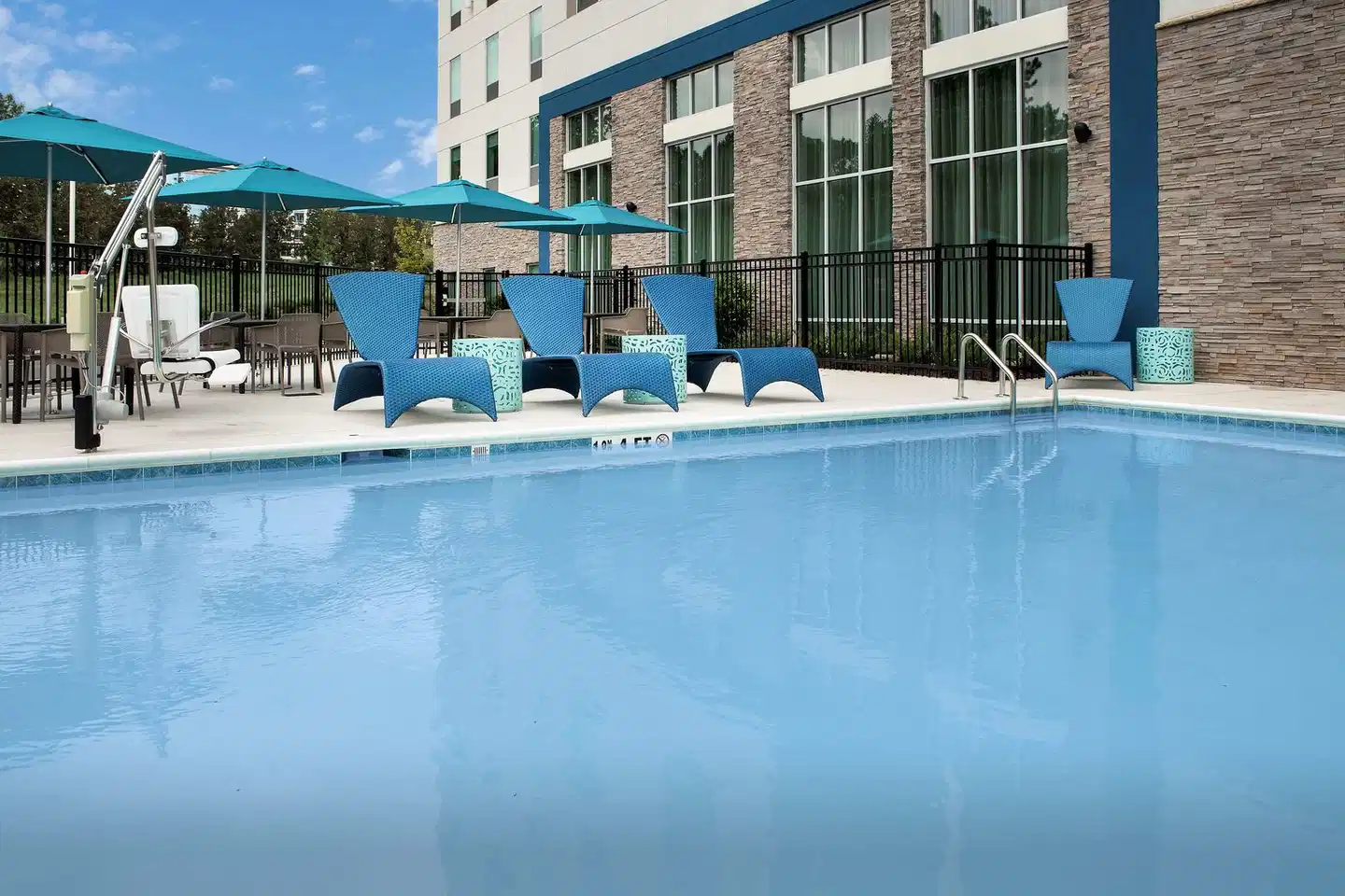 Hampton Inn & Suites Charlotte Airport Lake Pointe Pool