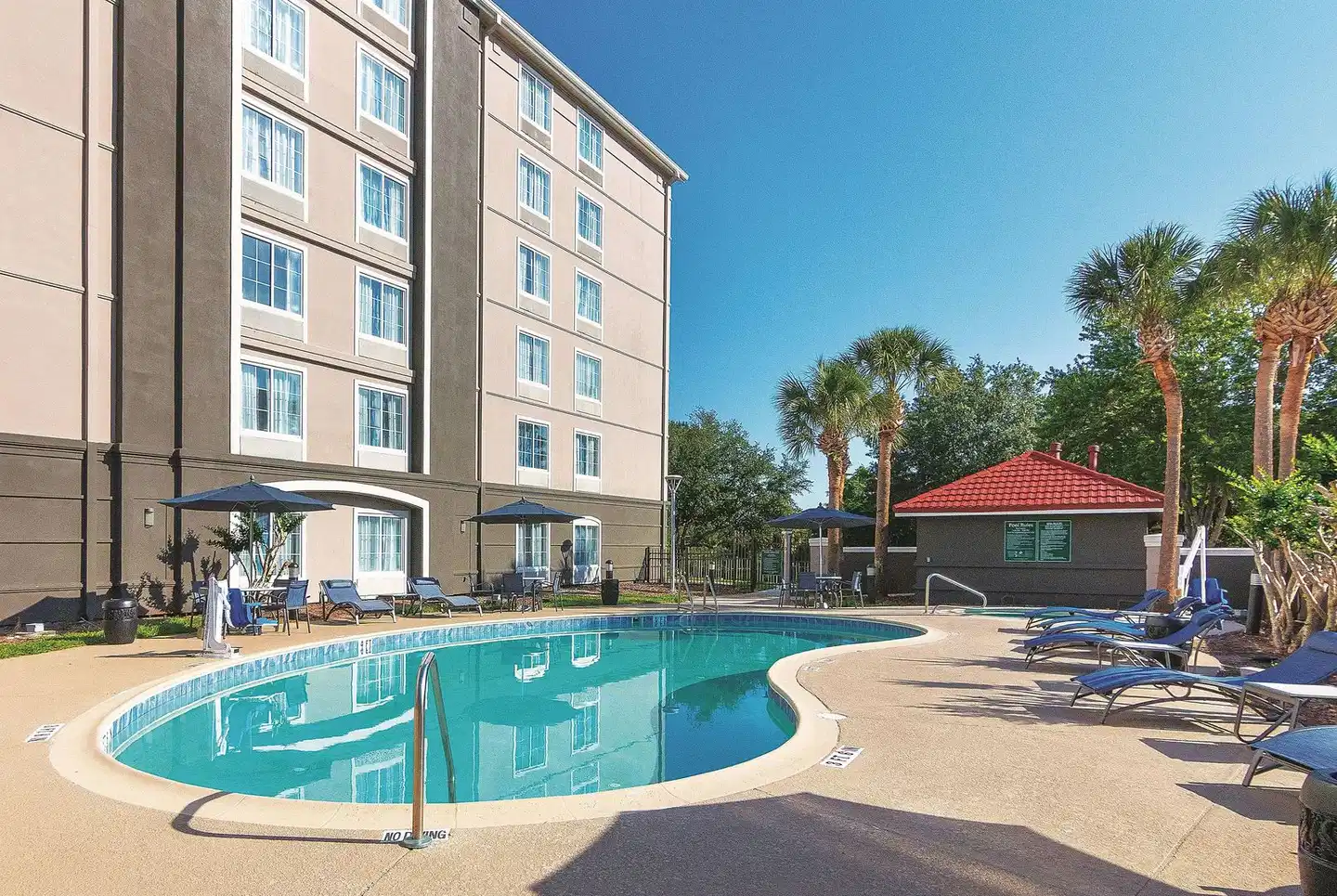 La Quinta Inn & Suites by Wyndham Orlando UCF Pool
