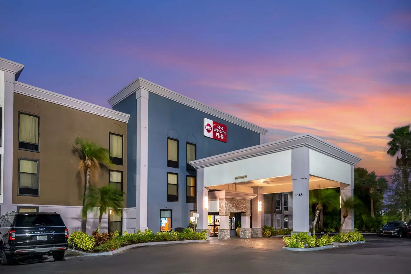 Best Western PLUS Universal Inn EXTERIOR