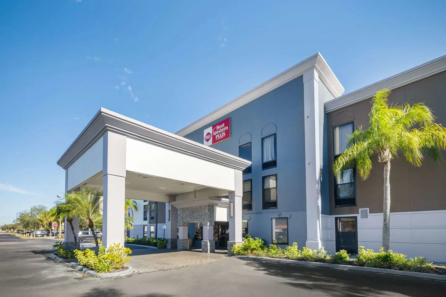 Best Western PLUS Universal Inn EXTERIOR