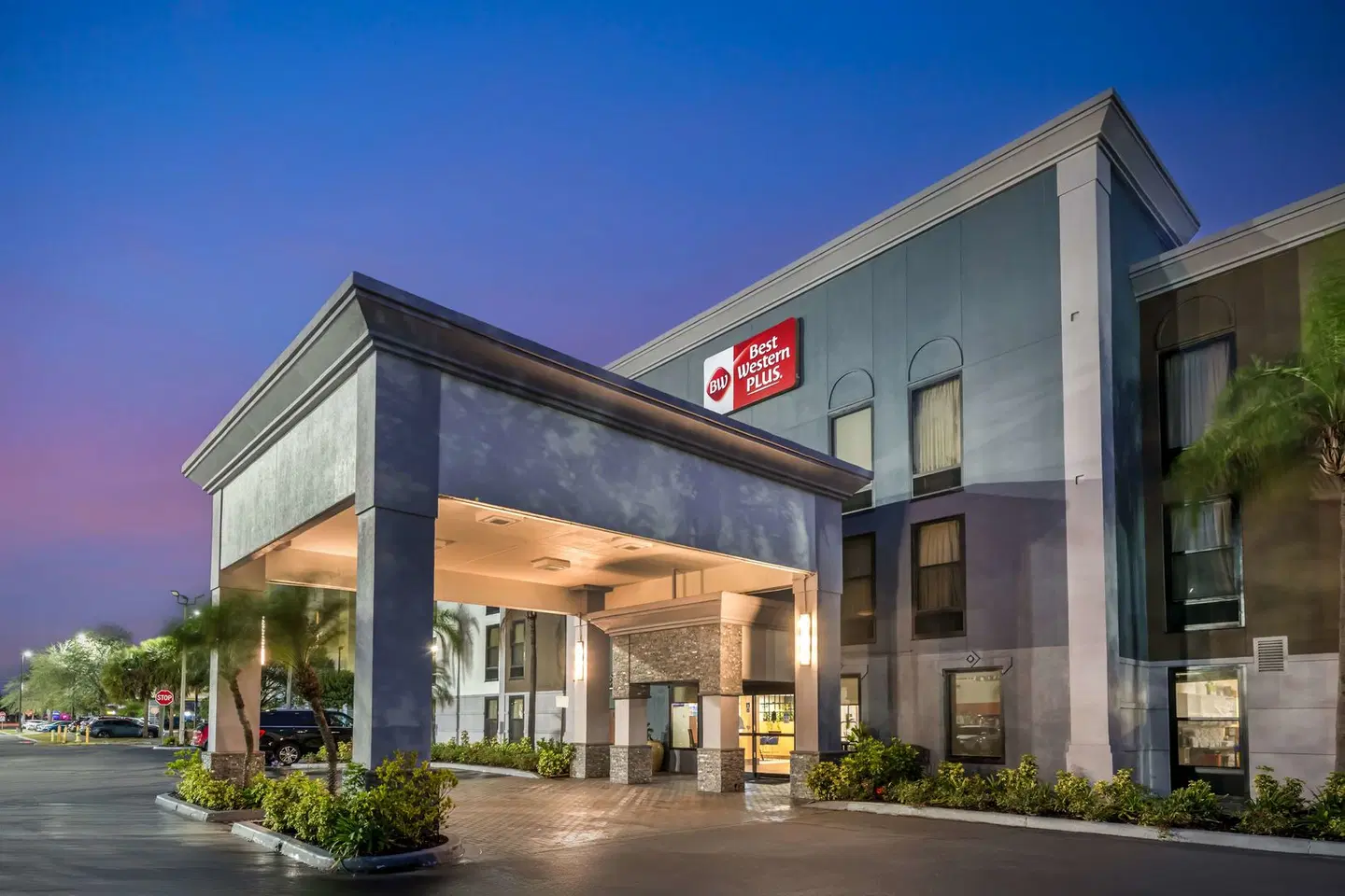 Best Western PLUS Universal Inn EXTERIOR