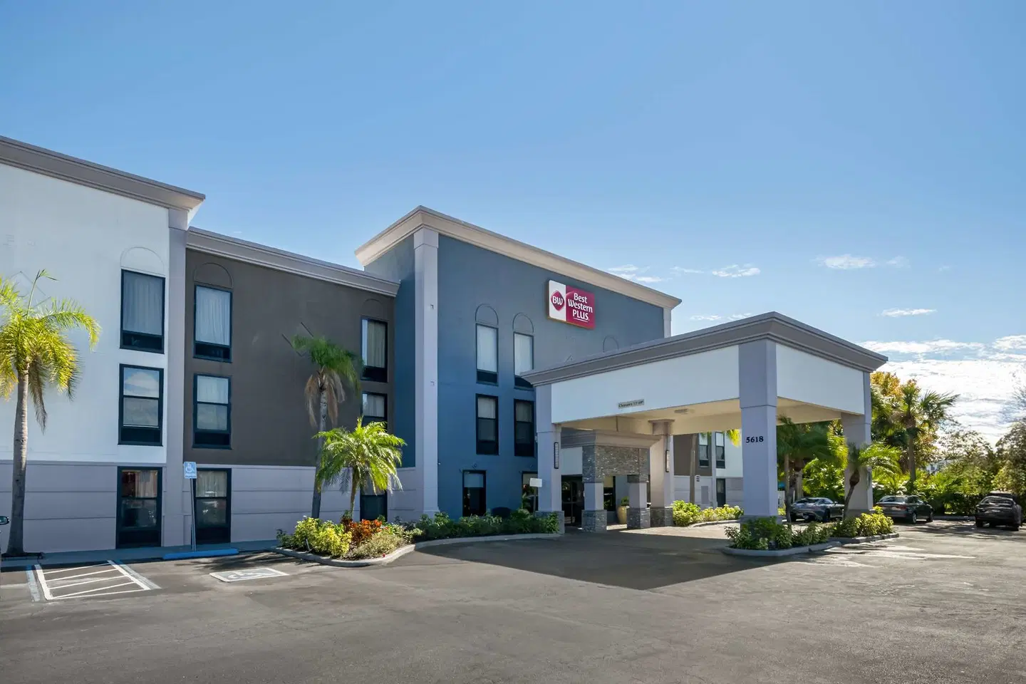 Best Western PLUS Universal Inn EXTERIOR