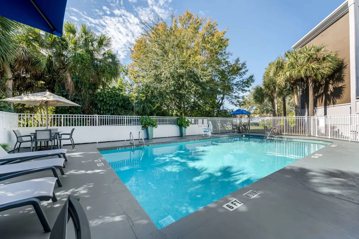 Best Western PLUS Universal Inn OUTDOOR_POOL