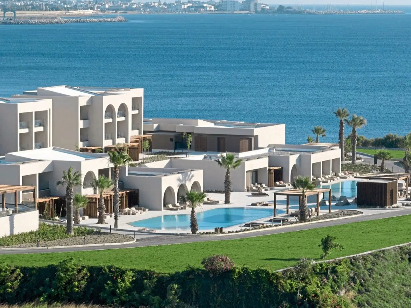 Ella Elissa EXTERIOR