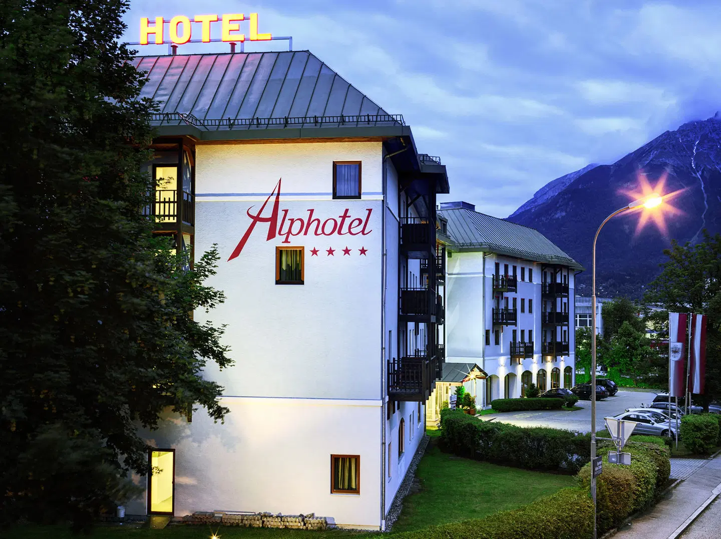 Holiday Inn Innsbruck EXTERIOR