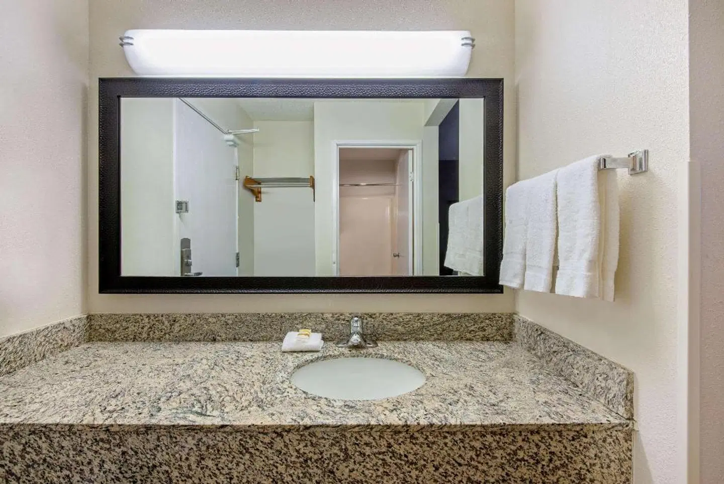 La Quinta Inn & Suites by Wyndham Harrisburg Airport Hershey Badezimmer