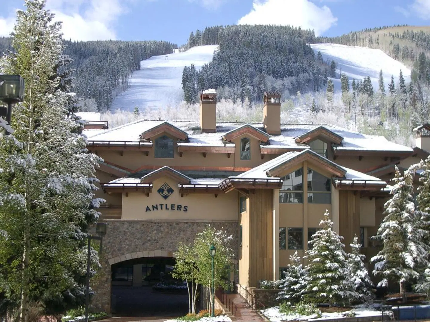 Antlers at Vail Resort EXTERIOR