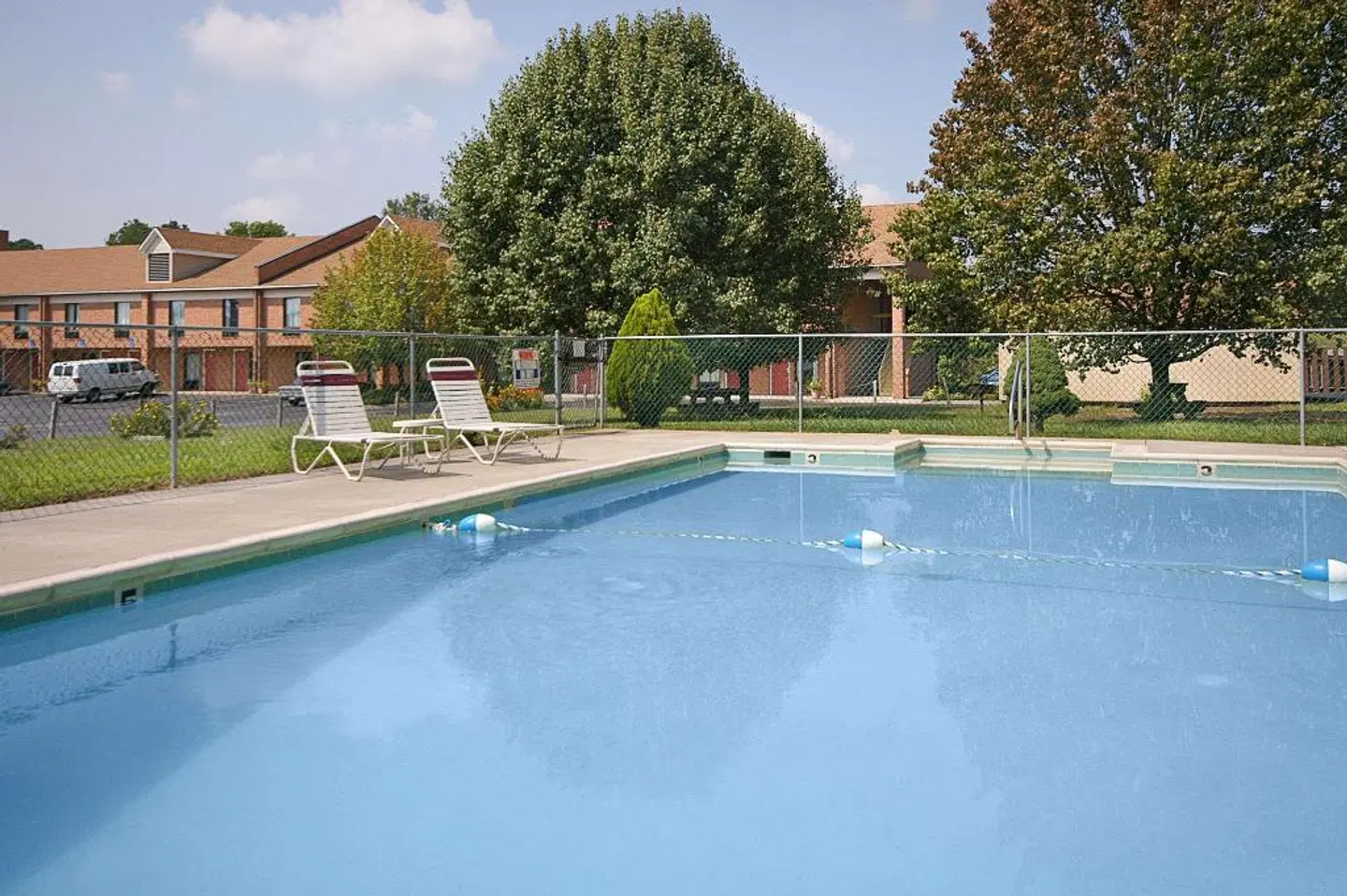 Days Inn by Wyndham Farmville OUTDOOR_POOL