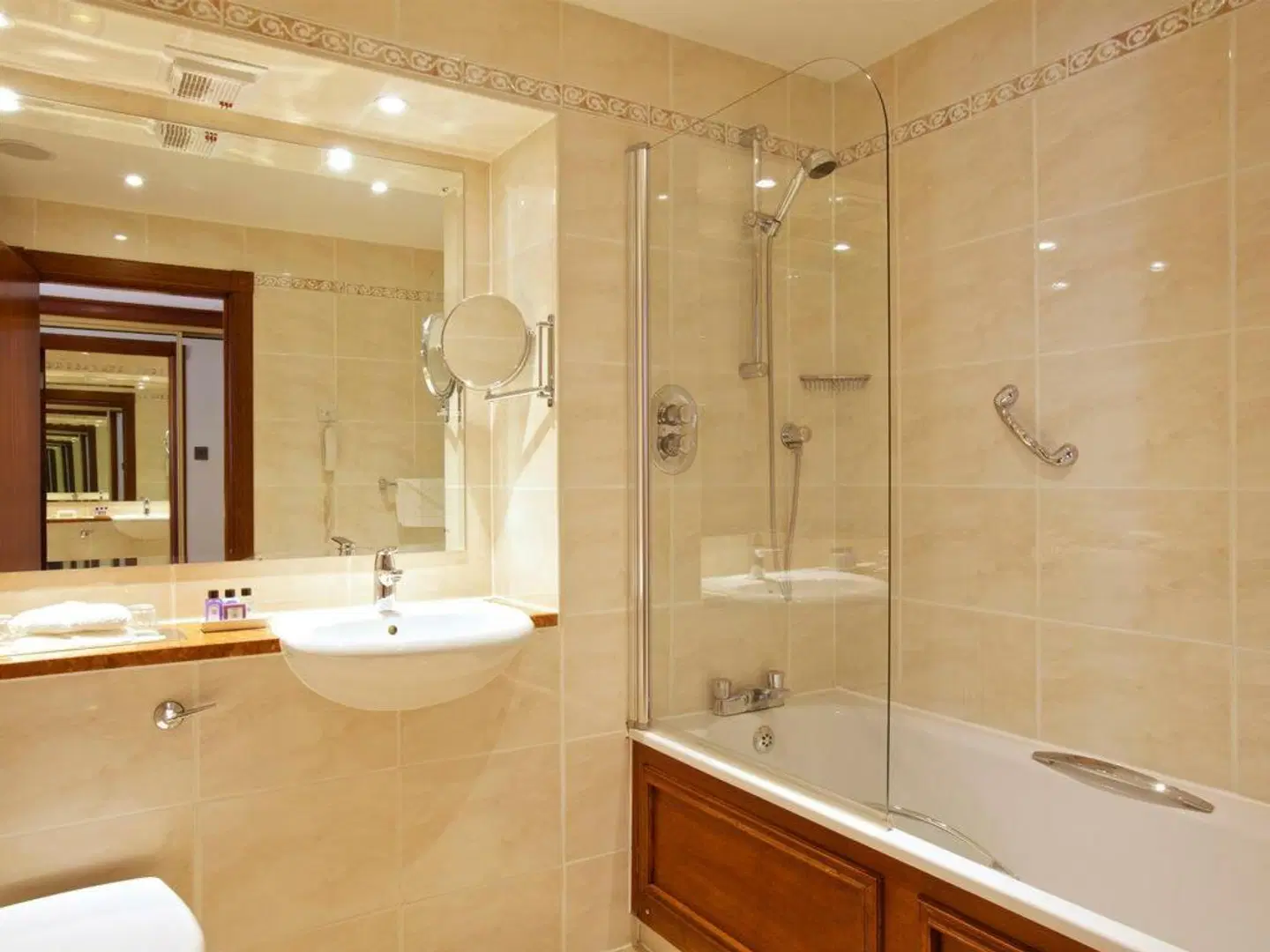 MacDonald Crutherland House & Spa Badezimmer