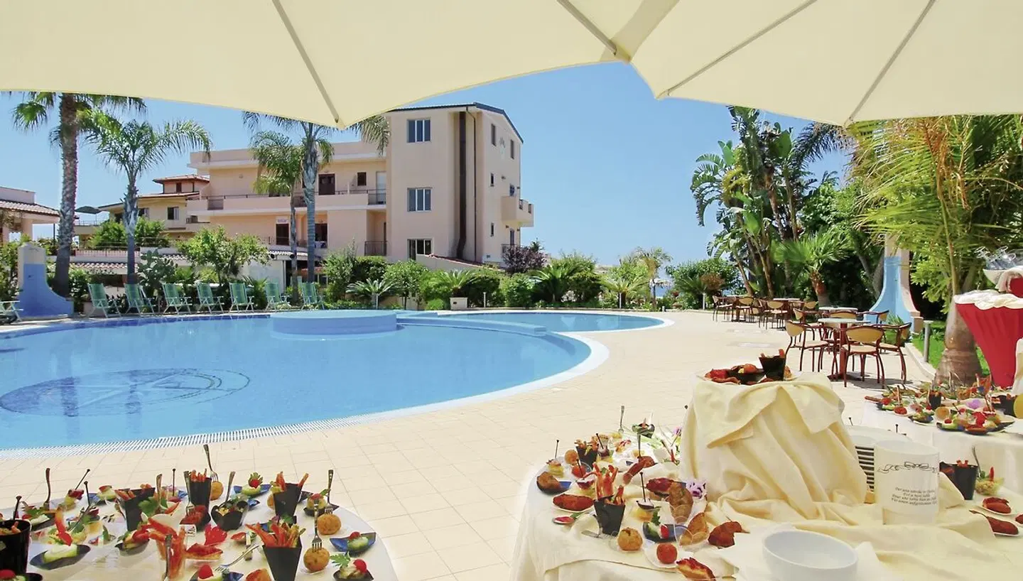 La Bussola OUTDOOR_POOL