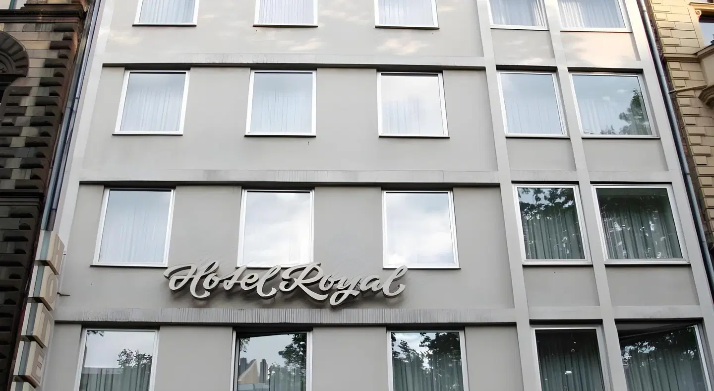 Royal MODEL_IMPRESSION