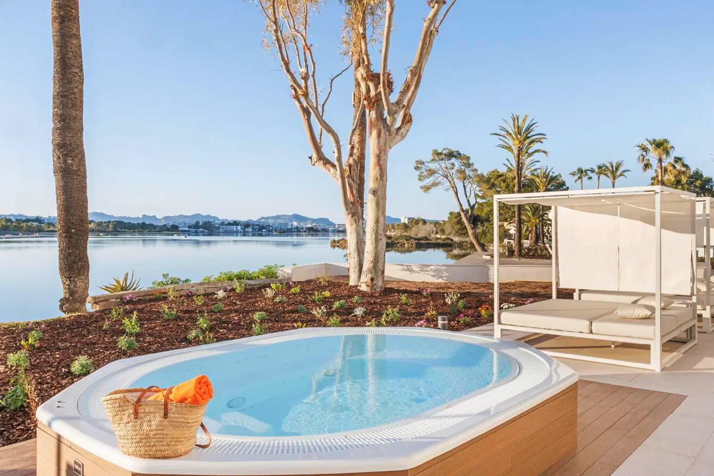VIVA Eden Lago HEALTH_BEAUTY