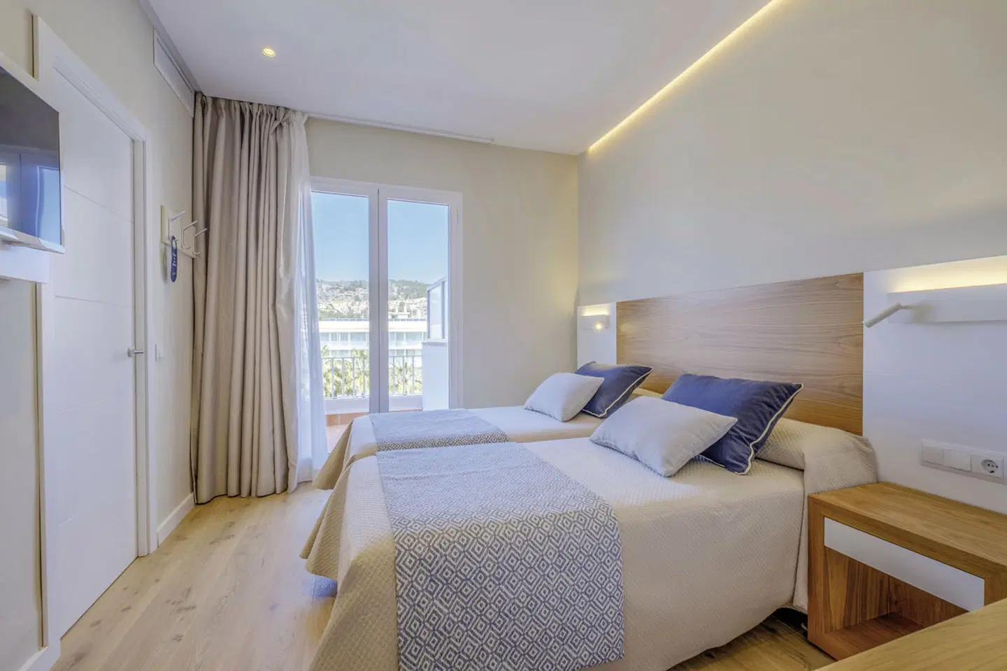 Eden Sóller ROOM_EXAMPLE