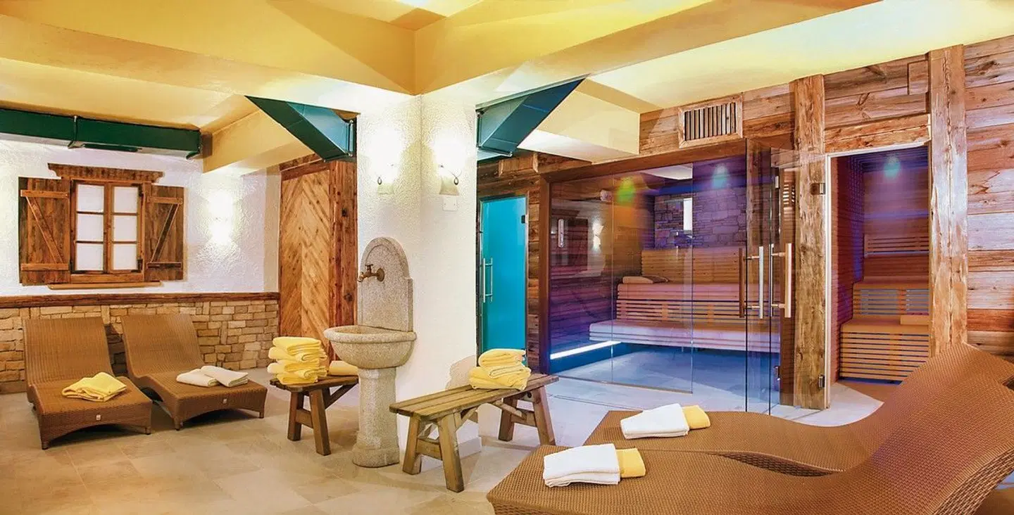 Schloss Hotel Dolomiti Hallenbad