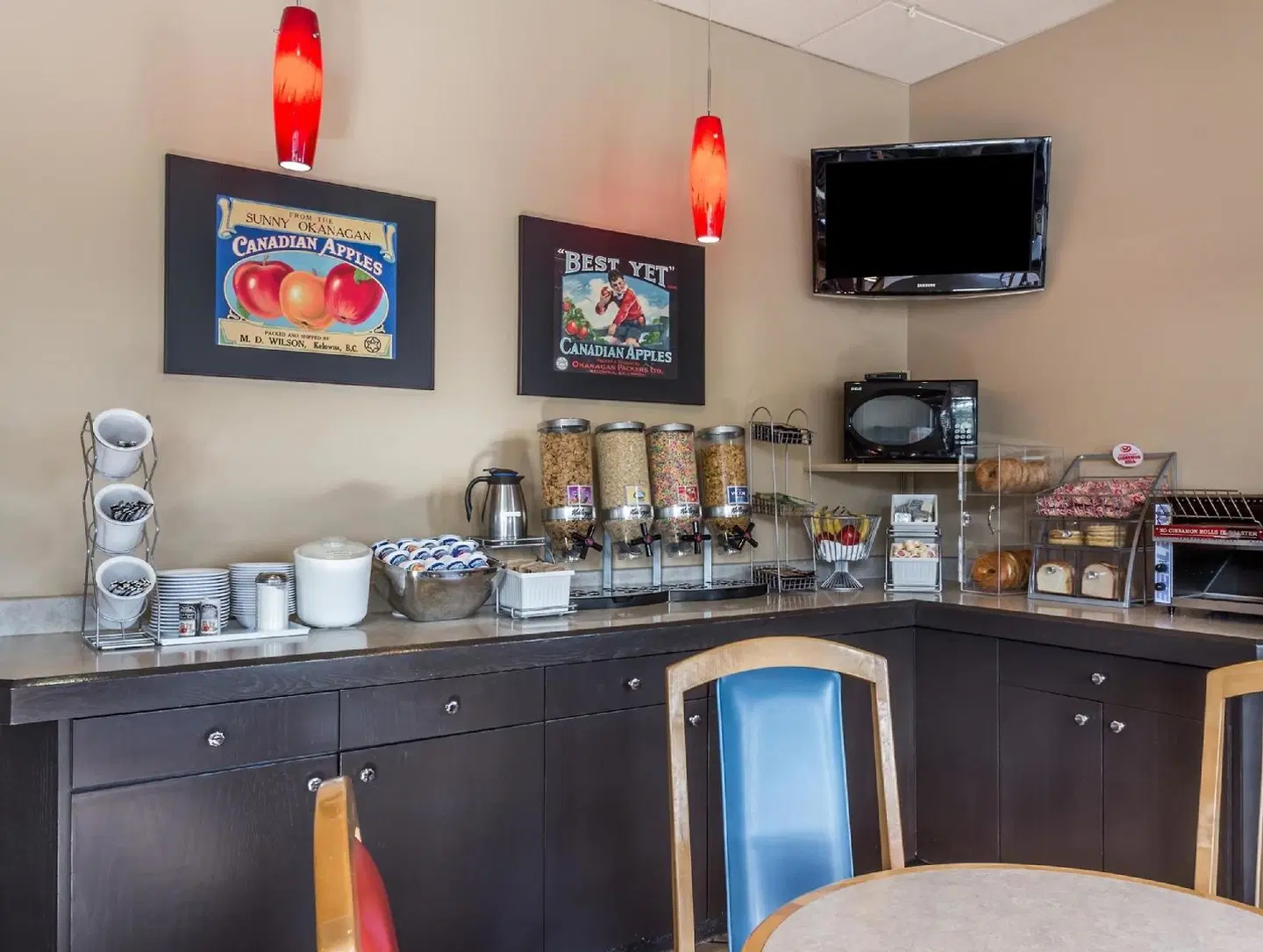 Super 8 by Wyndham Kelowna BC Bar