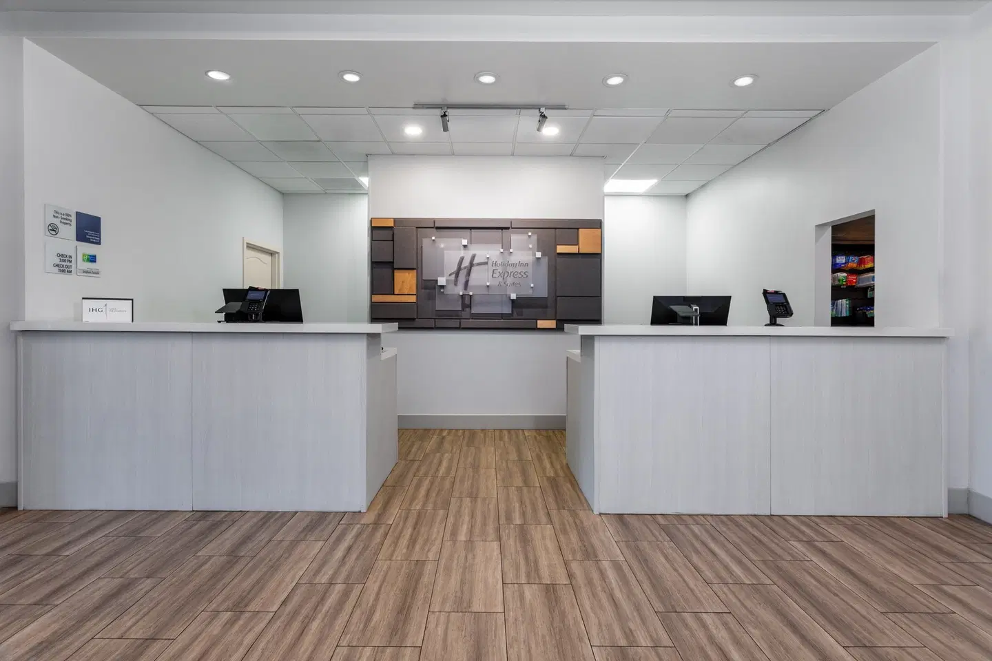 Holiday Inn Express & Suites Orlando - International Drive by IHG LOUNGE_LOBBY