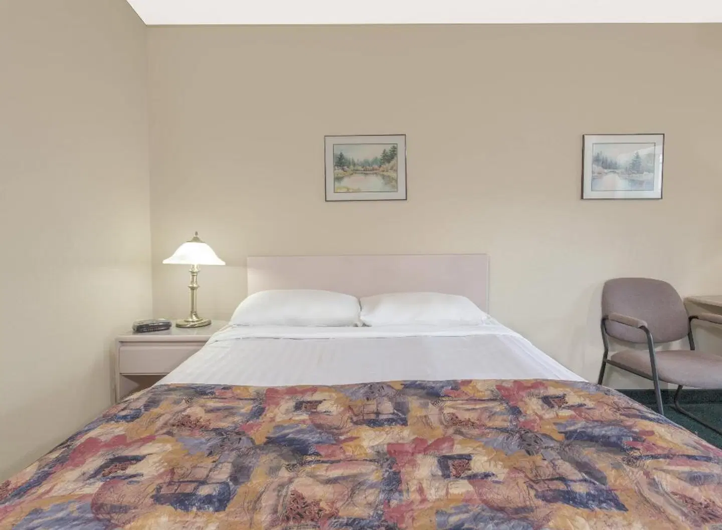 Super 8 by Wyndham Golden ROOM_EXAMPLE