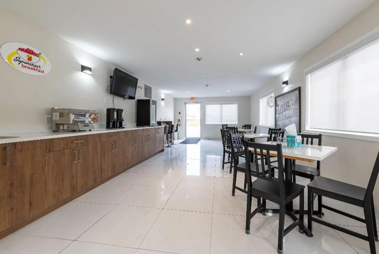 Super 8 by Wyndham Golden Bar