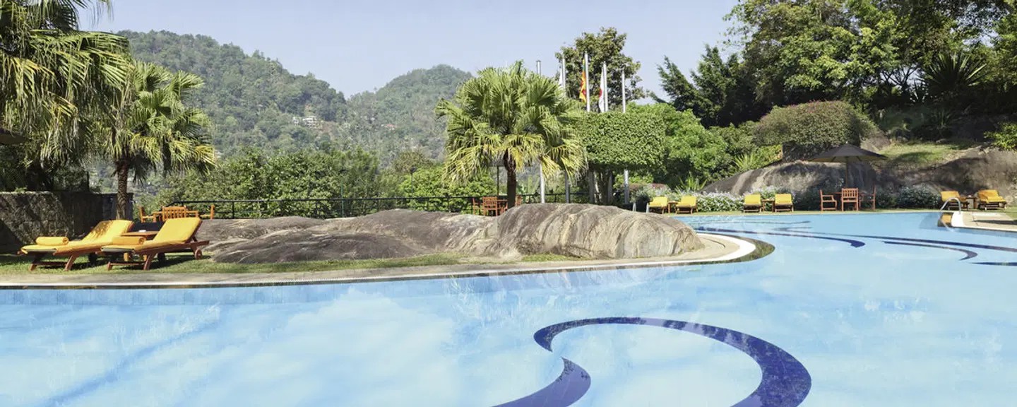 Earl's Regency OUTDOOR_POOL