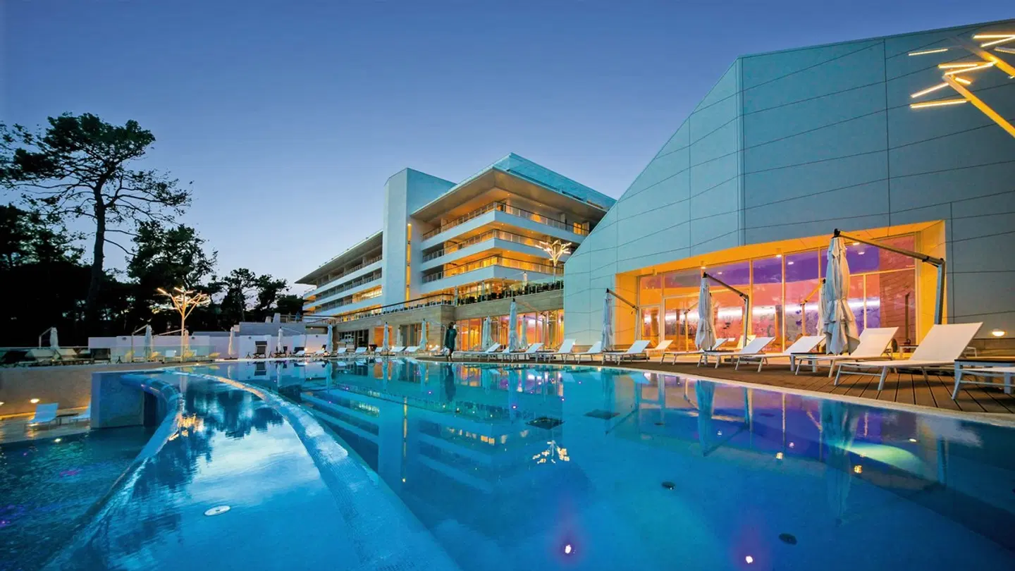 Bellevue OUTDOOR_POOL