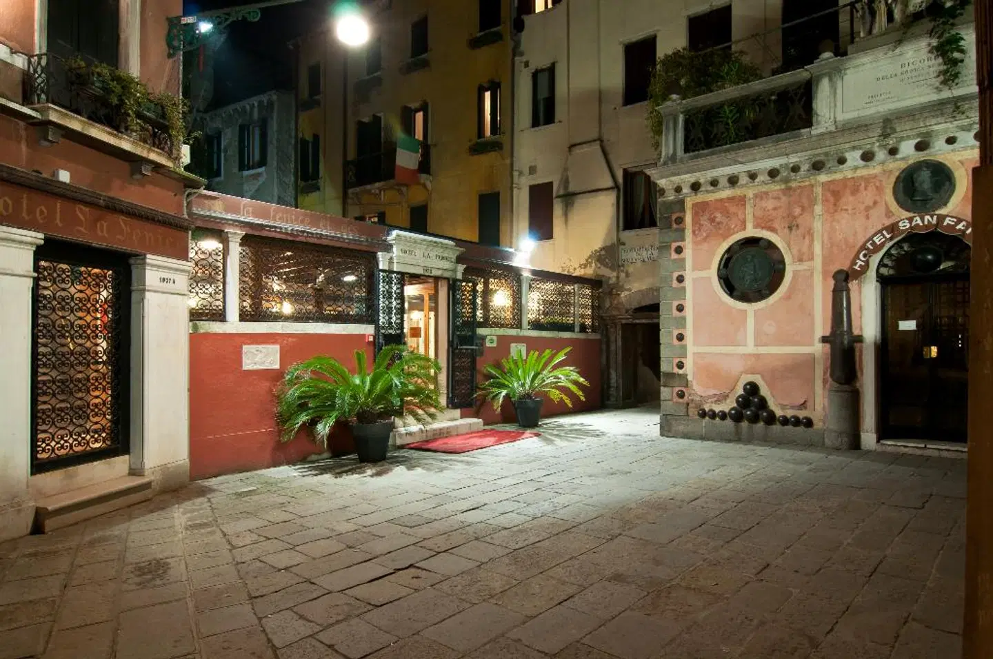 La Fenice et Des Artistes EXTERIOR