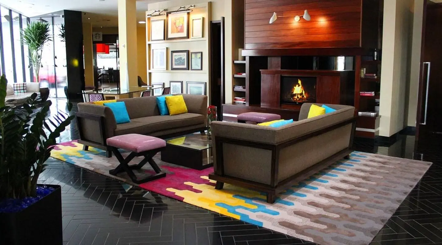 Derek LOUNGE_LOBBY