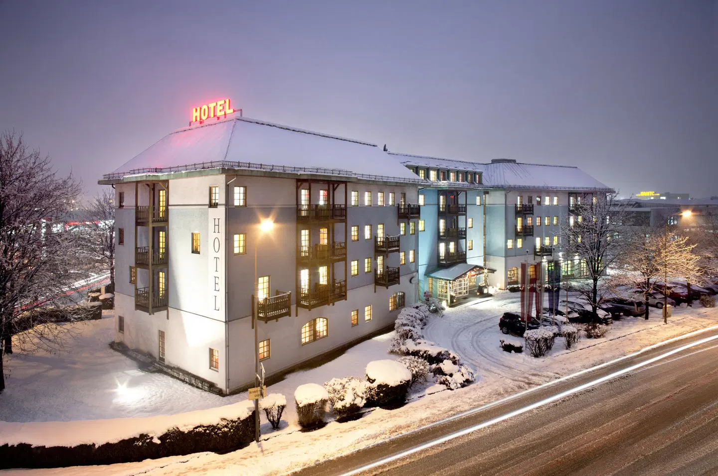 Holiday Inn Innsbruck EXTERIOR