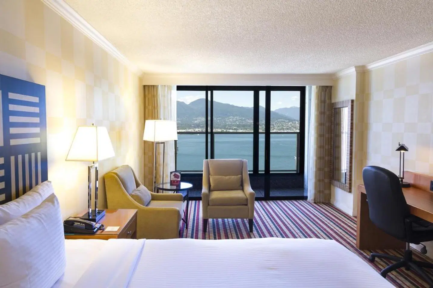 Pinnacle Hotel Vancouver Harbourfront ROOM_EXAMPLE