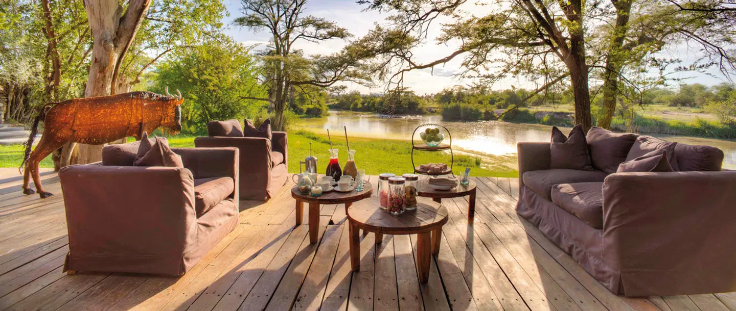 andBeyond Grumeti Serengeti River Lodge Terrasse