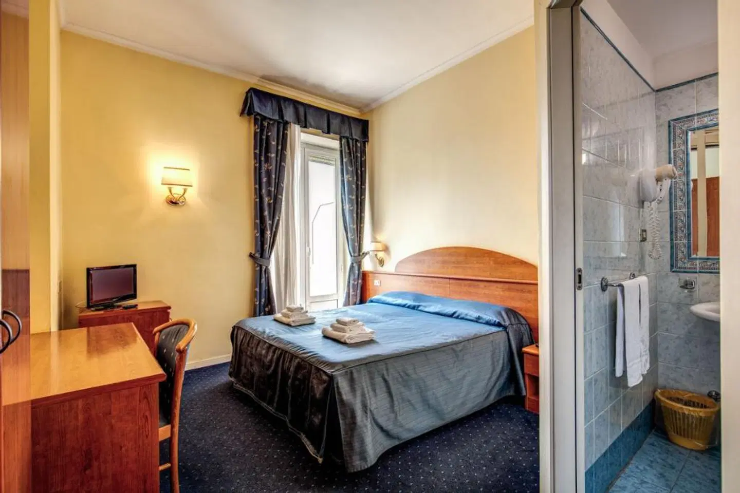 Laura ROOM_EXAMPLE