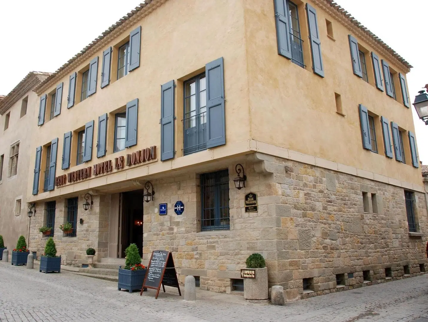 Hôtel le Donjon EXTERIOR