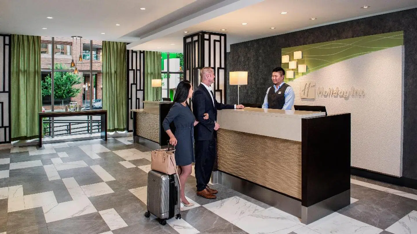 Holiday Inn Vancouver Downtown & Suites LOUNGE_LOBBY