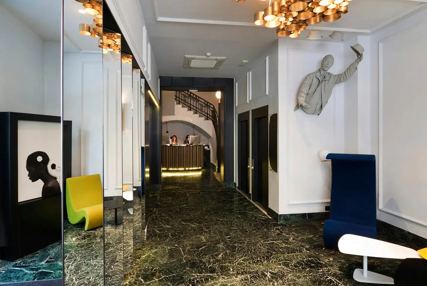 One Shot Reina Victoria LOUNGE_LOBBY