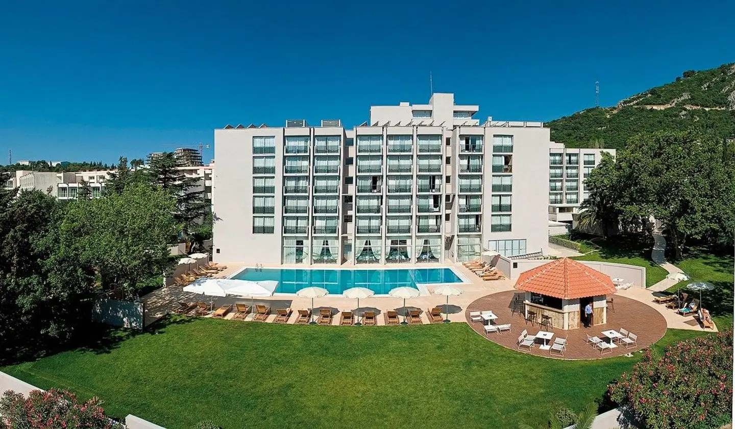 Tara EXTERIOR