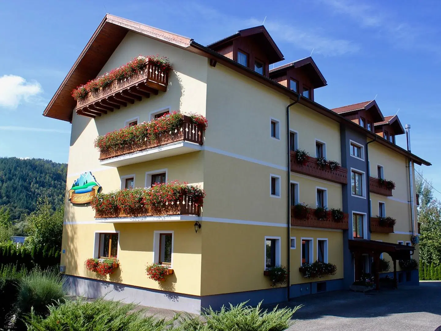 Alex EXTERIOR