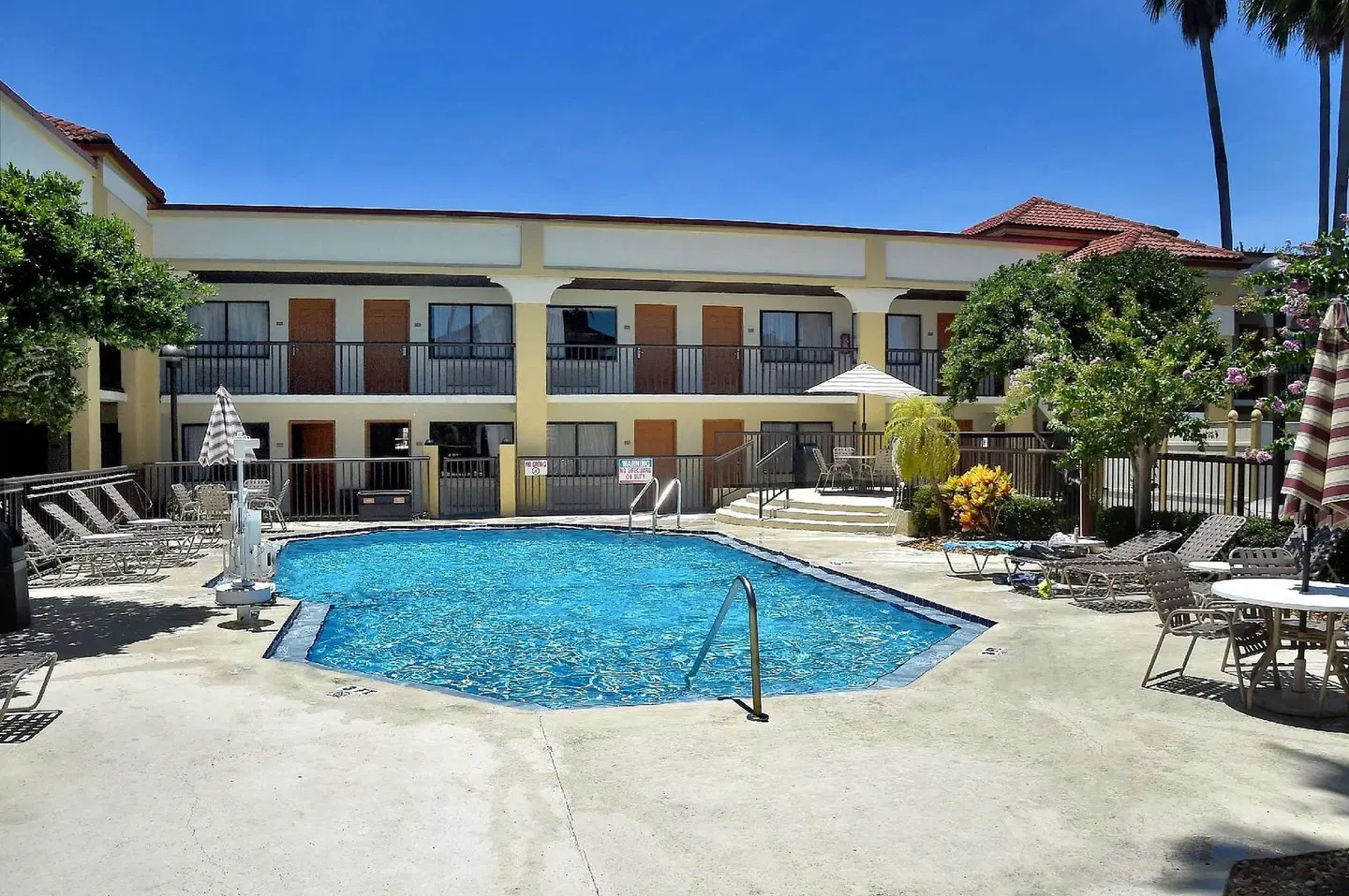 Baymont by Wyndham Orlando East EXTERIOR