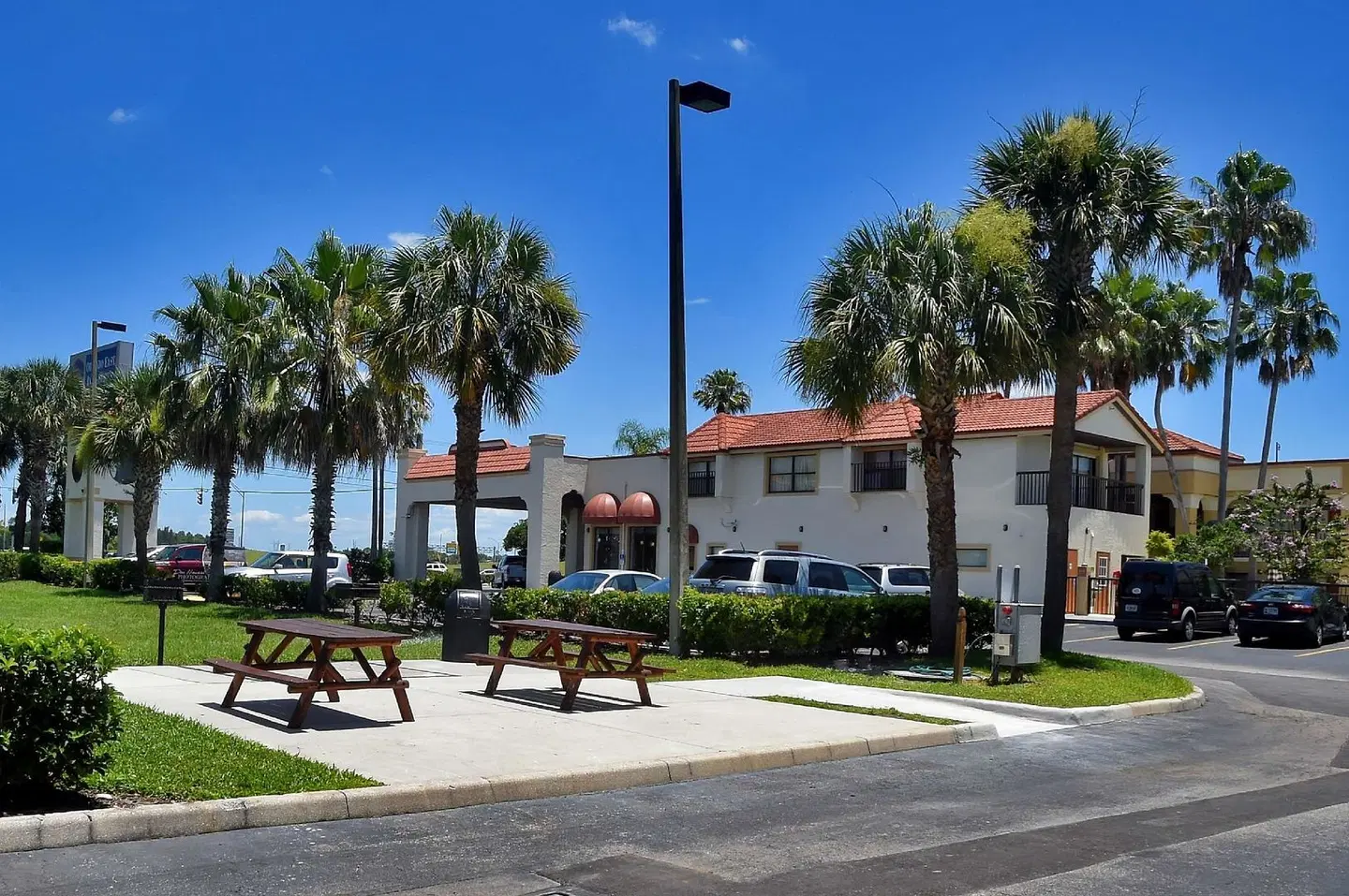 Baymont by Wyndham Orlando East EXTERIOR