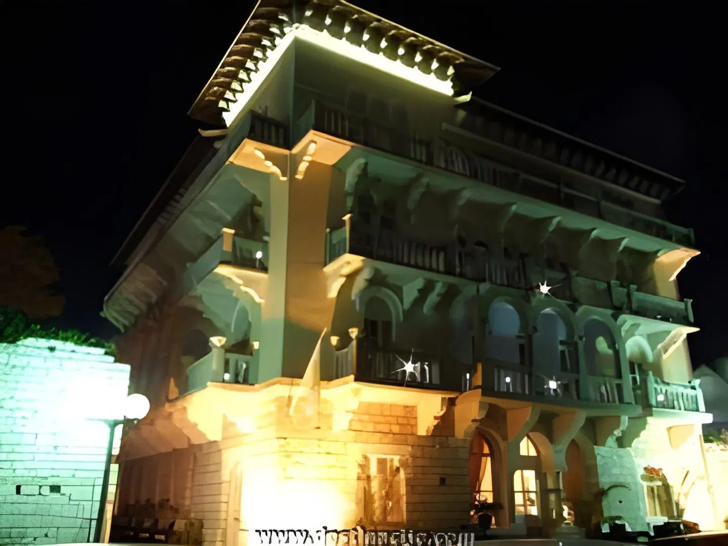 Arbiana Hotel EXTERIOR