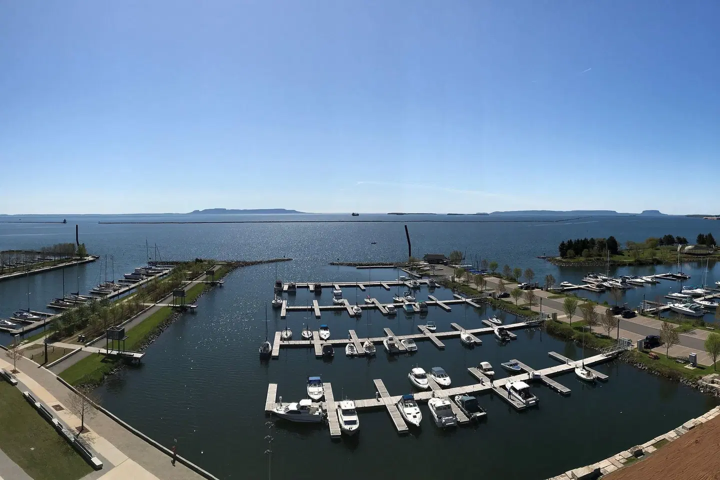 Delta Hotels by Marriott Thunder Bay EXTERIOR