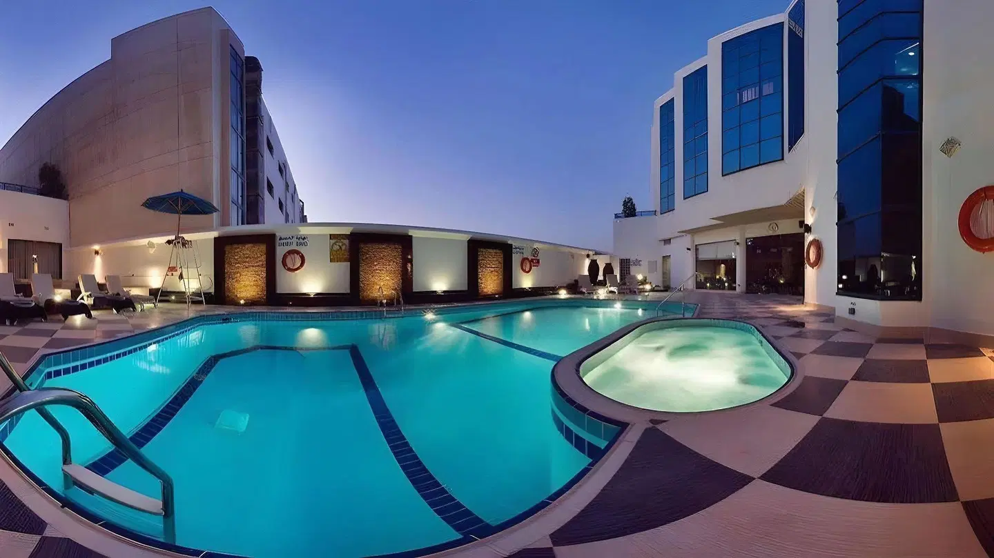 Majestic Cove Hotel OUTDOOR_POOL