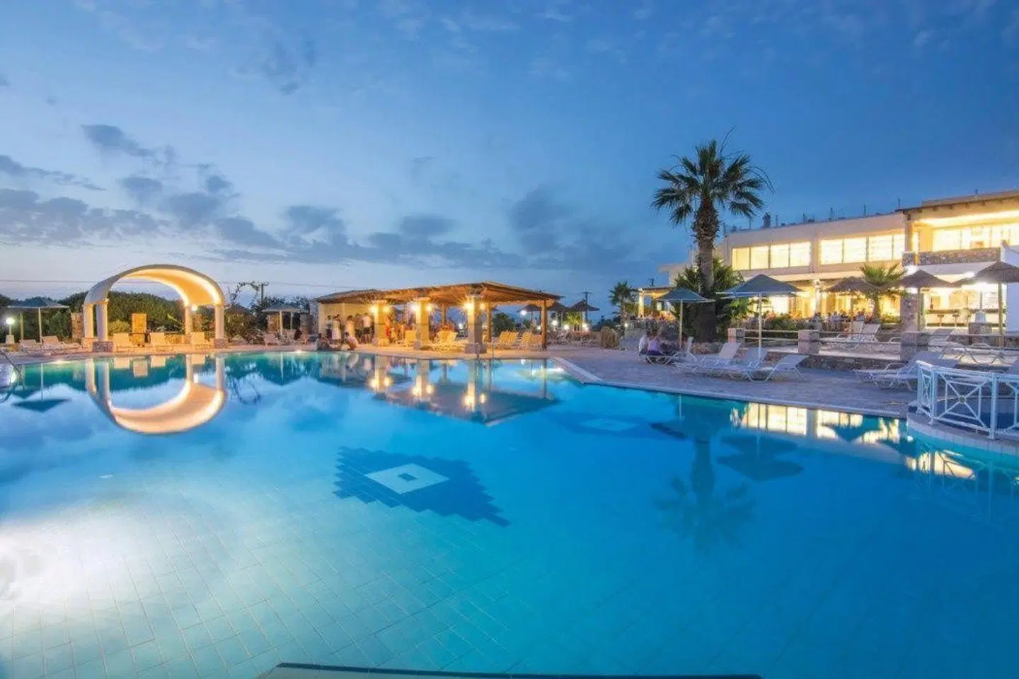 Kouros Palace Hotel OUTDOOR_POOL
