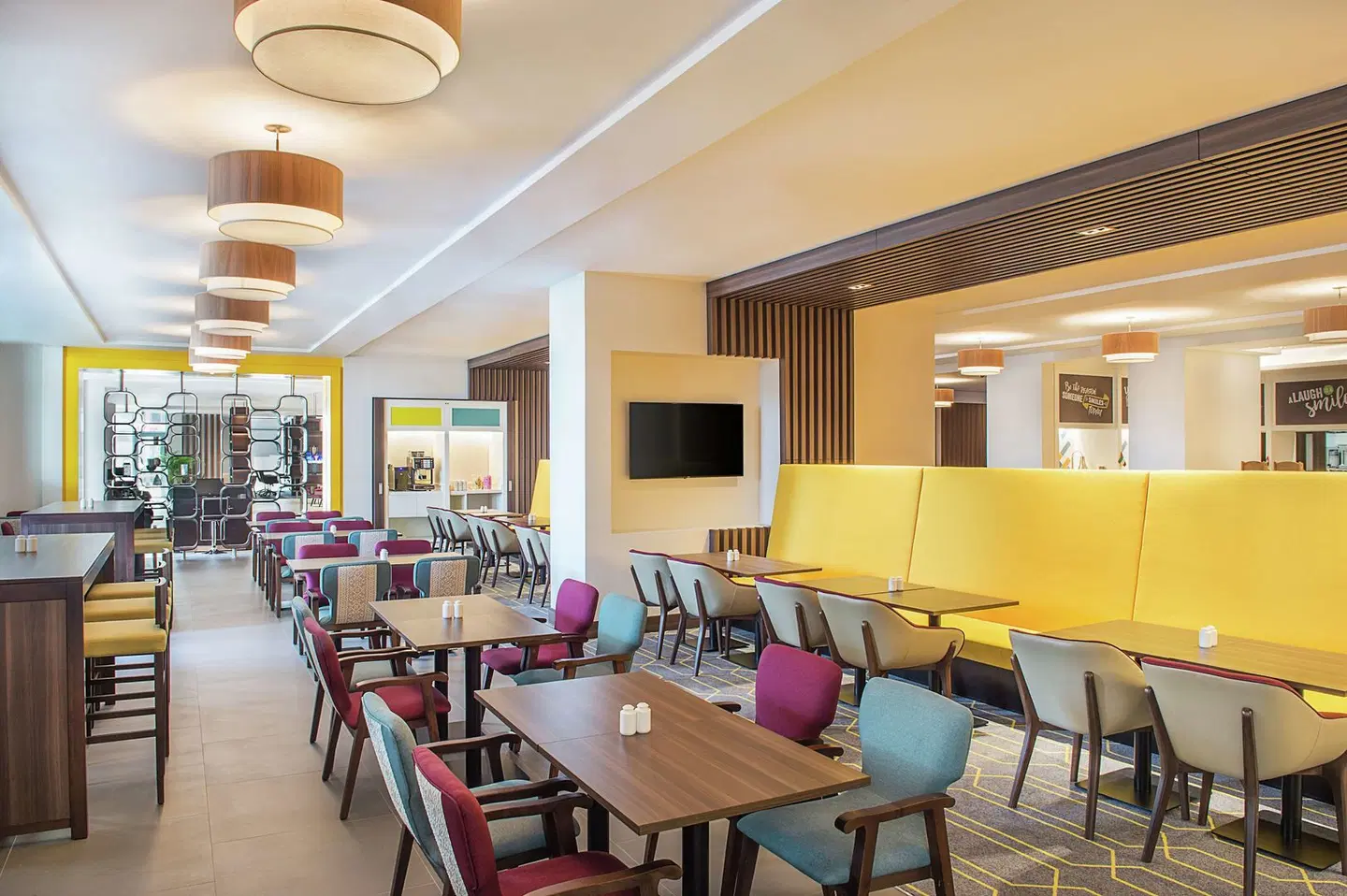 Hampton by Hilton Dubai Airport Bar