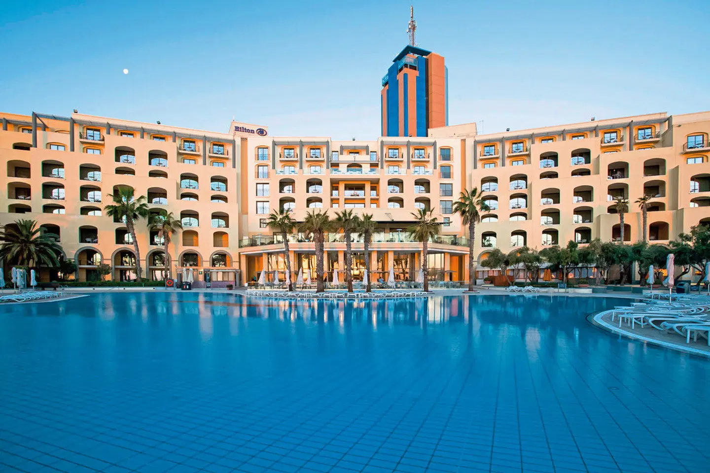 Hilton Malta OUTDOOR_POOL