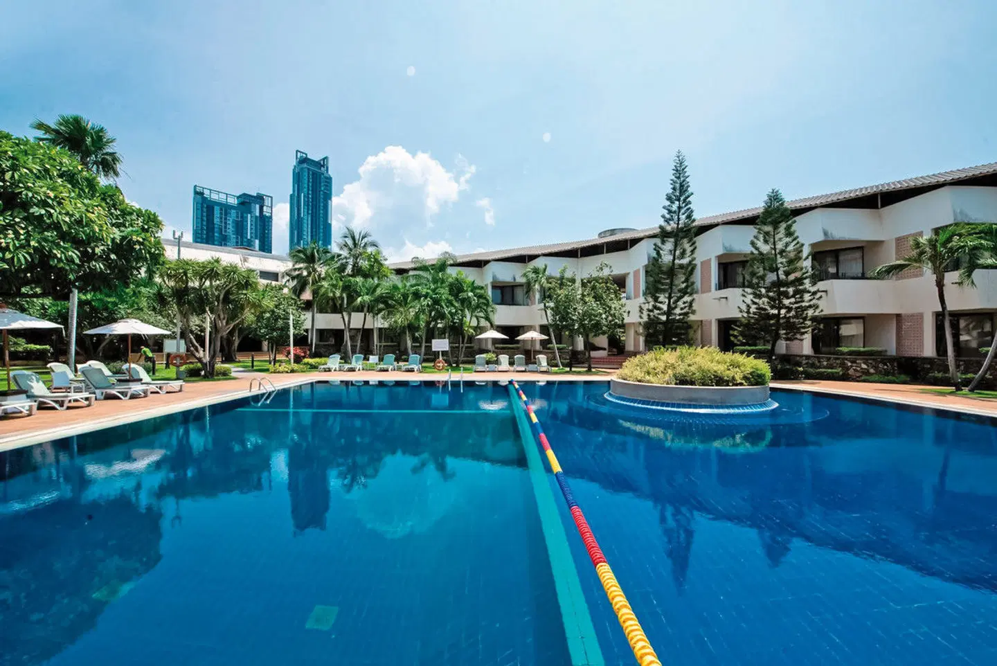 Hotel Tropicana Pattaya OUTDOOR_POOL