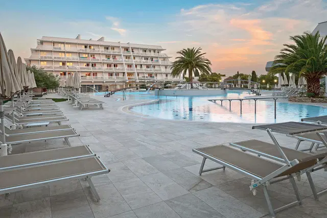 Olympia OUTDOOR_POOL