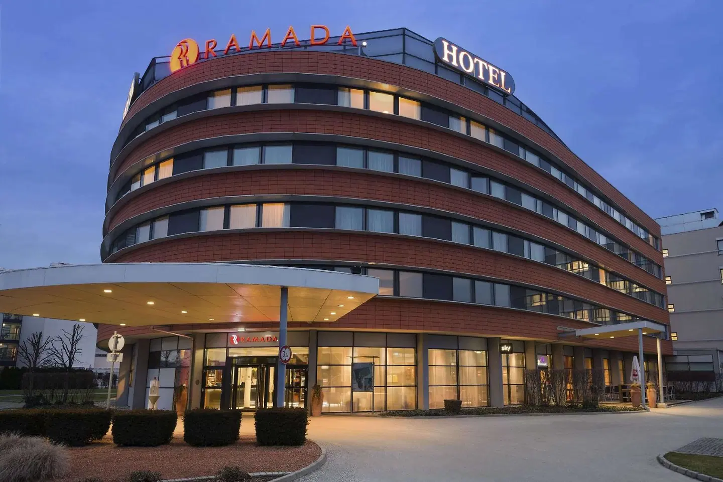 Ramada by Wyndham Graz EXTERIOR