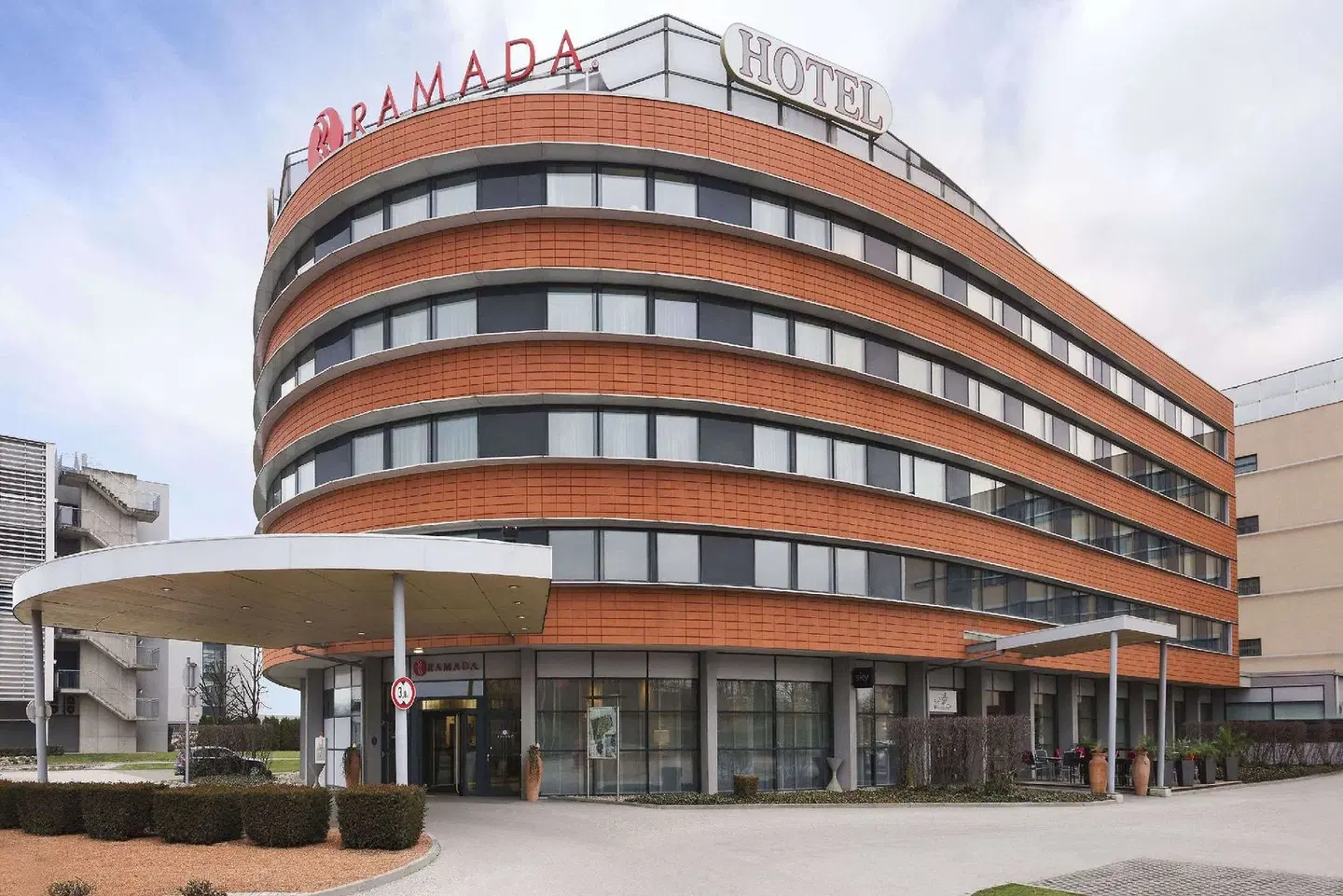 Ramada by Wyndham Graz EXTERIOR