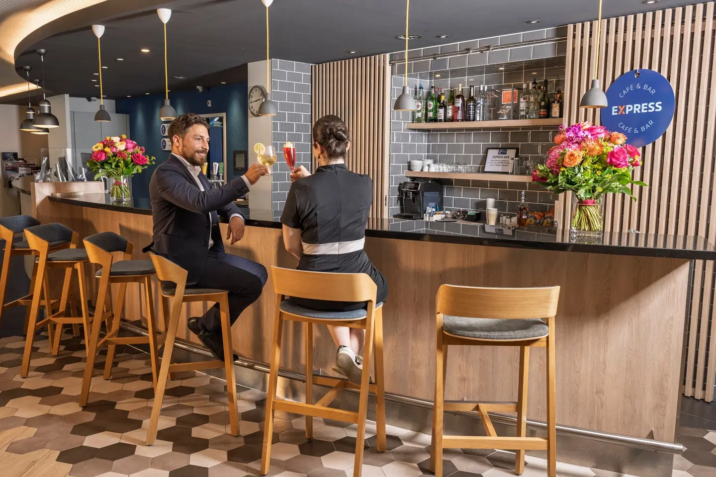 Holiday Inn Express Geneva Airport by IHG Bar