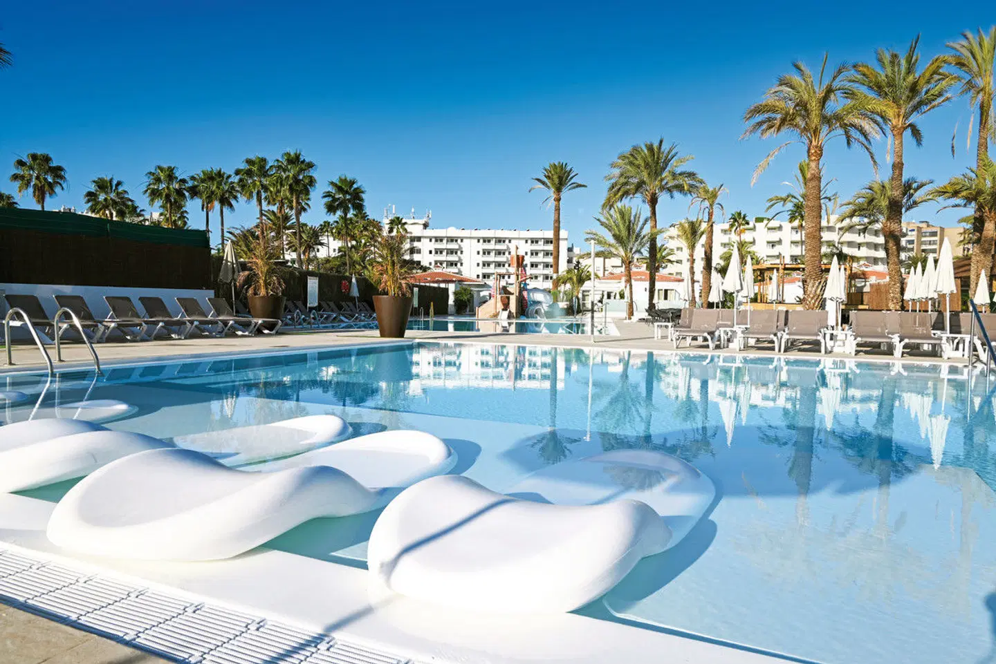 HL Miraflor Suites OUTDOOR_POOL